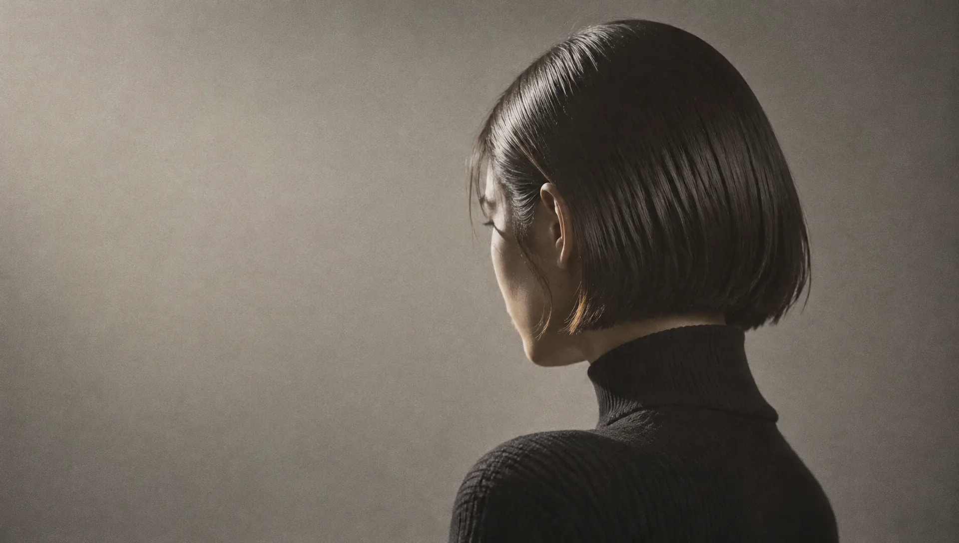 艶のある黒髪のボブヘアの後ろ姿